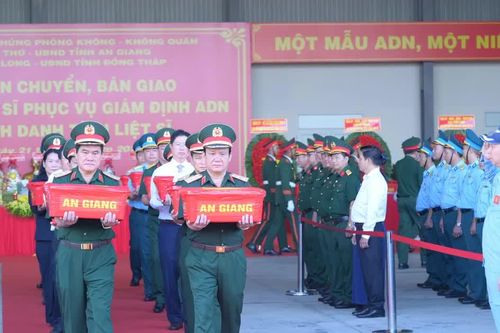 Vận chuyển 8.453 mẫu sinh phẩm hài cốt liệt sĩ đến Hà Nội giám định ADN