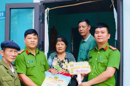 Lan tỏa tinh thần 'Gần dân nhất' qua mô hình 'Hạt gạo yêu thương'