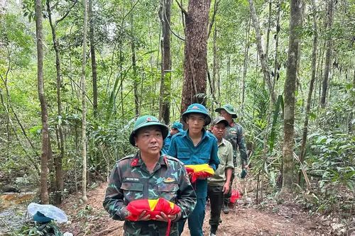 Đi tìm hoa lan, phát hiện 2 mộ liệt sĩ