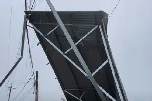 Lốc xoáy gây tốc mái nhiều nhà dân ở Lâm Đồng