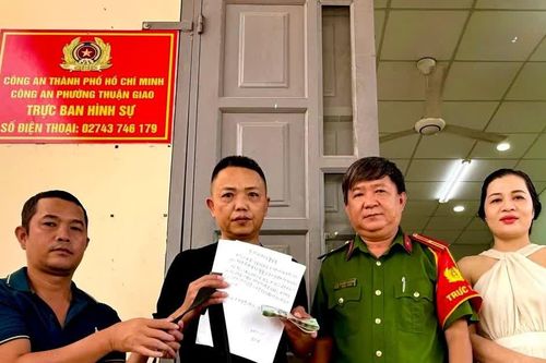 Trao trả nhiều tài sản cho du khách và người dân đánh rơi