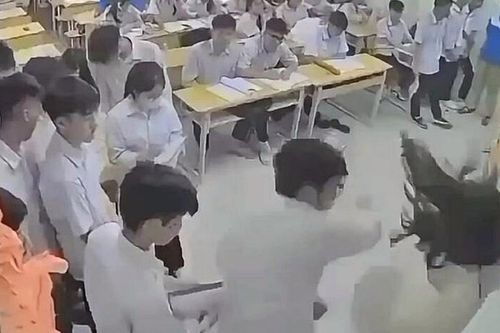 Bắt khẩn cấp học sinh lao vào hành hung cô giáo ngay trên bục giảng