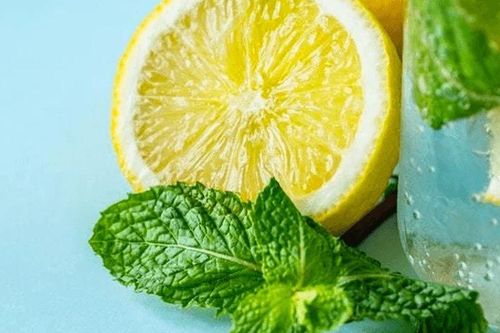 3 sai lầm phổ biến khi uống nước chanh mỗi ngày biến 'bổ' thành 'bệnh'