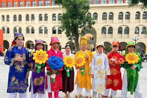 Độc lạ 20/10: Bảy nam sinh lớp 10D1 hóa 'Ngọc Hoàng' và 'các Táo trên Thiên đình', mang bất ngờ đến trường THPT Việt Đức