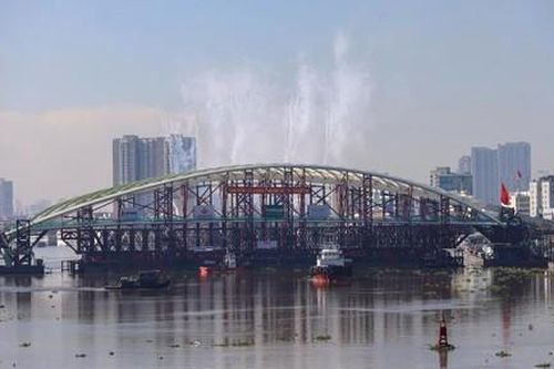 Hợp long thành công cầu đi bộ nối đôi bờ sông Sài Gòn