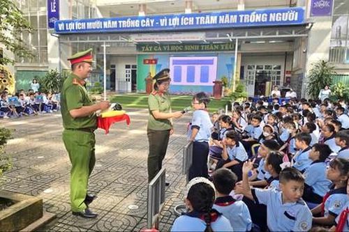 Công an xã Hưng Long: Tuyên truyền hưởng ứng chiến dịch 'Không một mình – Kết nối không tổn thương'