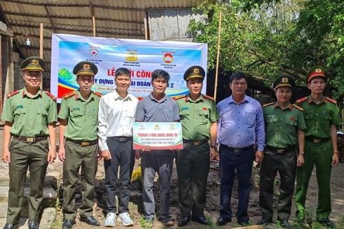 Công an thành phố Huế - Nghĩa tình cộng đồng, góp sức giảm nghèo bền vững
