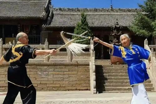 Võ phái kỳ lạ ở Trung Quốc dùng phất trần, tẩu thuốc làm binh khí