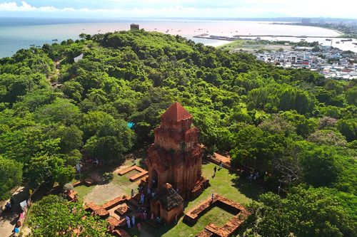 Chiêm ngưỡng tháp Chăm 1.200 năm tuổi nằm cạnh bờ biển Phan Thiết thơ mộng