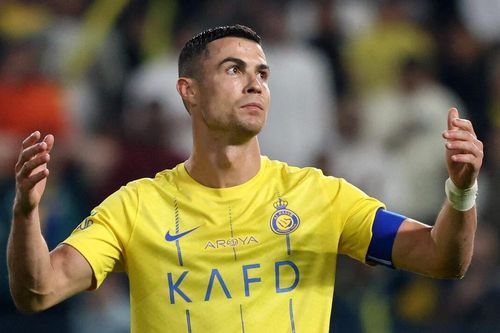 Ronaldo đá hỏng phạt đền ngay sau khi nhận án cấm thi đấu 30 ngày