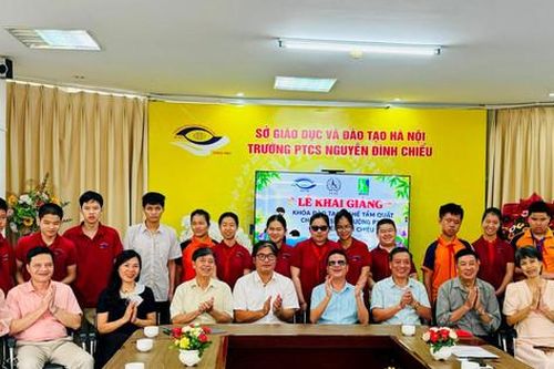 Khai giảng Lớp đào tạo nghề tẩm quất dành cho học sinh khiếm thị