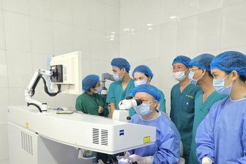 Hà Nội: Những bệnh nhân đầu tiên được hỗ trợ chi phí phẫu thuật tật khúc xạ