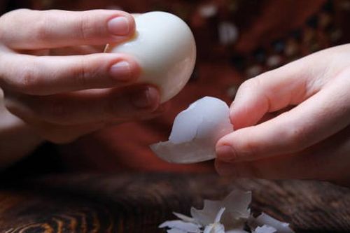 Luộc trứng cho muối hay giấm vào nước: Mẹo nào giúp róc vỏ, lòng đỏ không bị thâm?