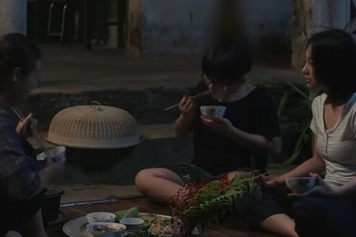 Hạnh bị đám người lạ mặt hùng hổ xông vào nhà, túm tóc