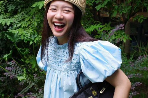Khả Ngân mang bầu vẫn sành điệu khi dạo phố