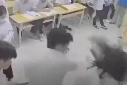 Hà Nội: Khởi tố, bắt tạm giam nam sinh lớp 12 đánh cô giáo gãy xương mũi