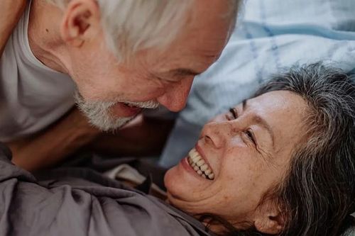 Sau tuổi 70, chuyện 'yêu' thay đổi thế nào?