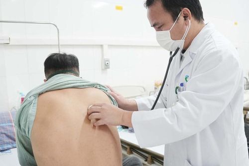 Vì sao người cao tuổi dễ bị viêm phổi khi thời tiết chuyển mùa?