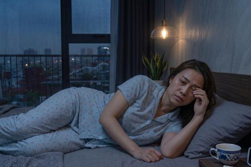 Tiền mãn kinh có gây mất ngủ kéo dài không?