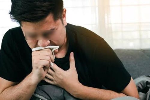 Ho đờm mùi giống phân do đường rò từ đại tràng lên phổi