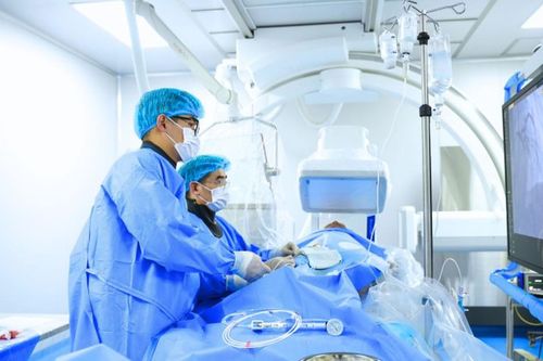 Nghẹt thở giành sự sống cho du khách nước ngoài 3 lần ngừng tim