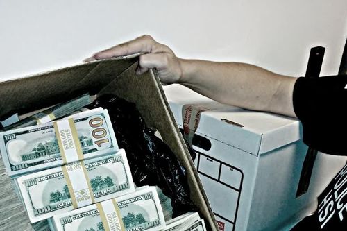 Dòng tiền bẩn và cuộc rượt đuổi không cân sức