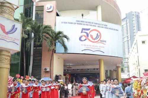Nhiều thế hệ nghệ sĩ hội ngộ mừng 50 năm Trường Đại học Sân khấu - Điện ảnh TP.HCM