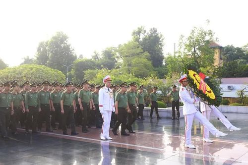 Người làm báo, nghệ sĩ Công an nhân dân thành kính tri ân các Anh hùng liệt sĩ tại Thủ đô Hà Nội