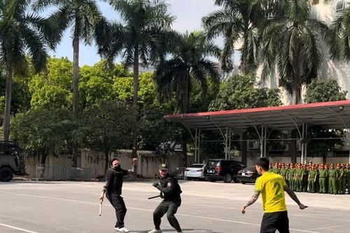 Cảnh sát đặc nhiệm dùng võ thuật điêu luyện hạ gục nhóm đối tượng hành hung người dân