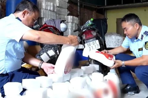 Phát hiện cơ sở sản xuất nước giặt, sữa tắm giả quy mô lớn