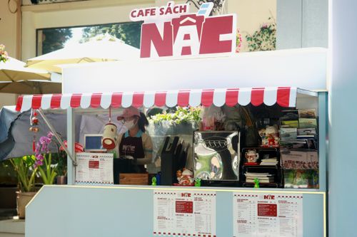 Thấy gì từ quầy cà phê sách trước Hồ Con Rùa?