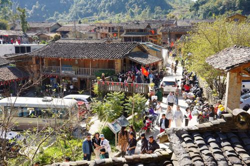 Tạm dừng tất cả xe chở khách vào Lô Lô Chải