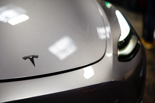 Tesla mất gần một nửa lợi nhuận