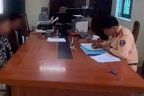 Xử lý 2 nam thanh niên buông 2 tay 'múa quạt' trên quốc lộ