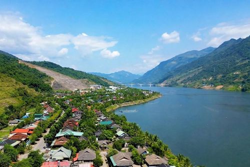 Về Mường Lay khám phá vẻ đẹp sông Đà mùa nước nổi
