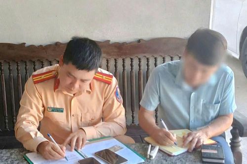 Vượt đèn đỏ, đi ngược chiều, hai tài xế ở Thanh Hóa đối diện mức phạt tới 20 triệu đồng