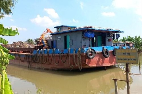 Tàu chở 400 tấn sắt vụn chìm trên sông Hóa vẫn chưa được trục vớt