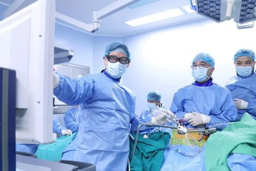 Lần đầu tiên tại Việt Nam phẫu thuật nắn chỉnh vẹo cột sống không ghép xương