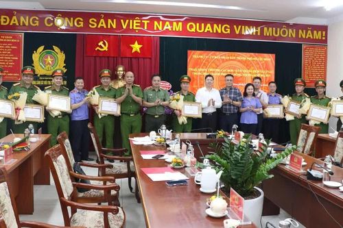 Khen thưởng thành tích triệt phá đường dây ma túy liên tỉnh, bắt giữ 151 đối tượng