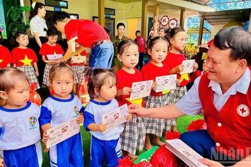 Điện Biên: Chương trình 'Đông ấm vùng cao' chia sẻ khó khăn với học sinh xã Sam Mứn