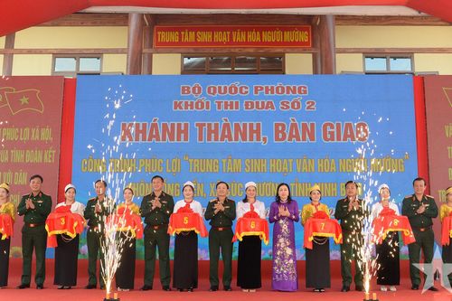 Khối thi đua số 2 Bộ Quốc phòng trao tặng công trình 'Trung tâm sinh hoạt văn hóa người Mường'