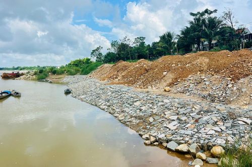 Chạy đua thi công kè khẩn cấp, bảo vệ tài sản người dân ven bờ sông Thu Bồn