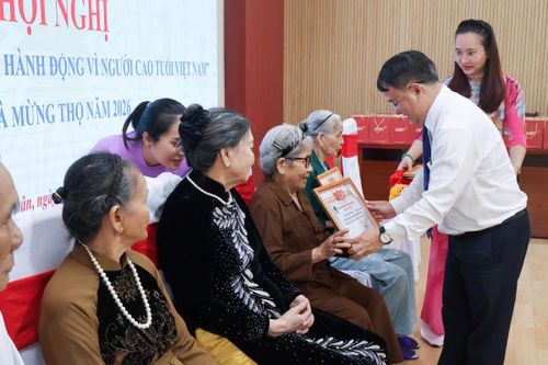 Hòa Xuân chúc mừng thọ người cao tuổi