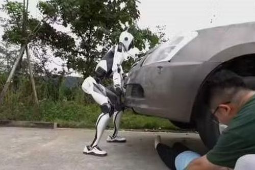 Robot 'huyền thoại kungfu' dùng tay nâng ô tô, pin tận 8 tiếng