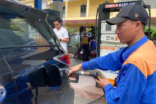Từ 15 giờ hôm nay, 22-10, giá xăng giảm hơn 1.800 đồng/lít