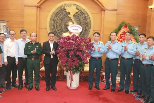 Lãnh đạo TPHCM thăm, chúc mừng Quân chủng Phòng không - Không quân