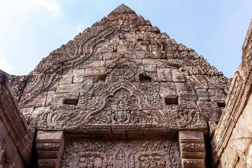 Khám phá ngôi đền Khmer cổ ít được biết đến bên núi thiêng ở Lào
