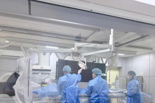 Trẻ 2 tuần tuổi tím tái do hẹp van tim nặng, được can thiệp kịp thời