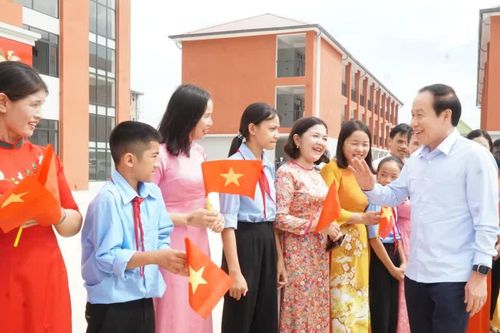 Phó Thủ tướng Lê Tiến Châu thăm trường phổ thông nội trú vùng biên tỉnh Nghệ An