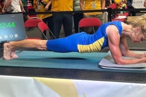 Người phụ nữ 61 tuổi phá kỷ lục thế giới với 5 giờ plank liên tục